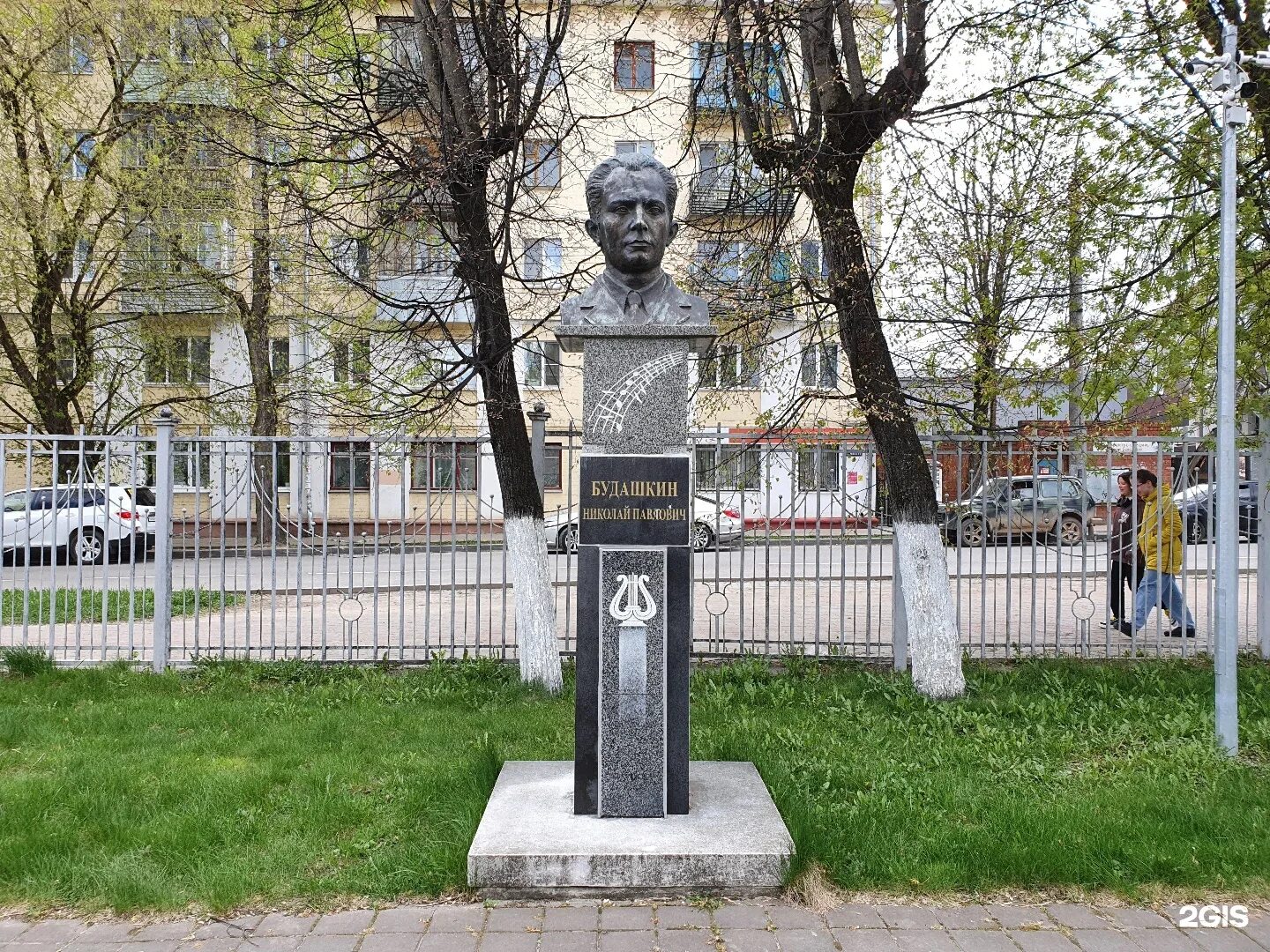 Памятники архитектуры калуги. Памятники архитектуры кургана. Памятник наташе аргентовской курган. Памятник работнику жкх пласт. Памятник рашида вагапова.