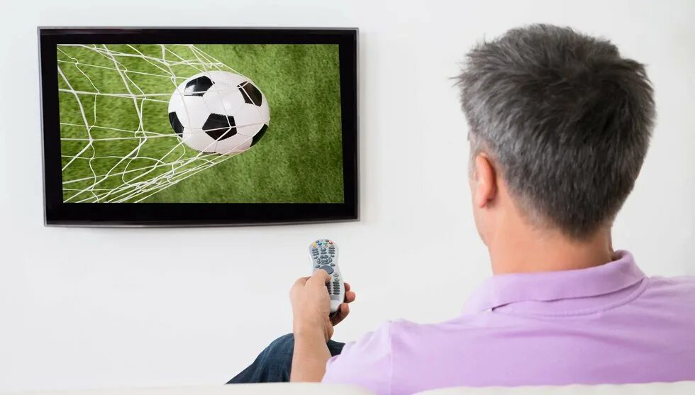 Телевизор футбол. Футбол по телевизору. Футбол на экране телевизора. Футбол на большом телевизоре.