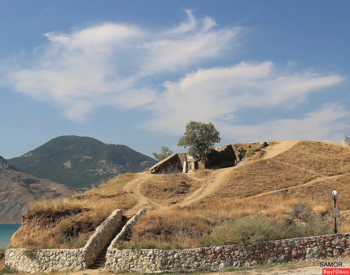 холм юнге в коктебеле. коктебель склеп юнге. набережная коктебеля, юнге. могила юнге коктебель. холм юнге коктебель.