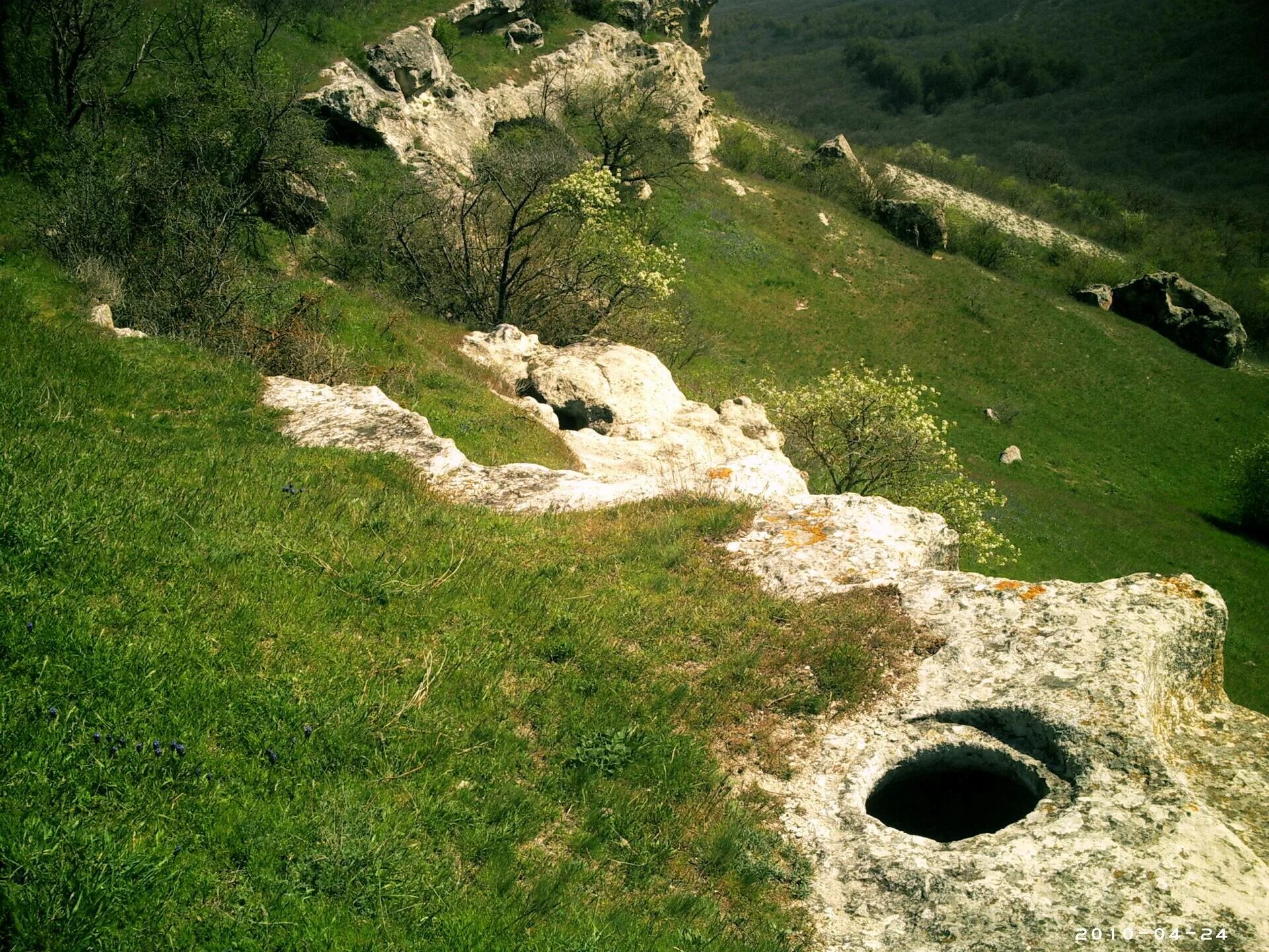 Бакла крым. Бакла гора Крым. Бакла пещерный город в Крыму. Пещерный город Бакла Бахчисарайский район. Бакла Скалистое.