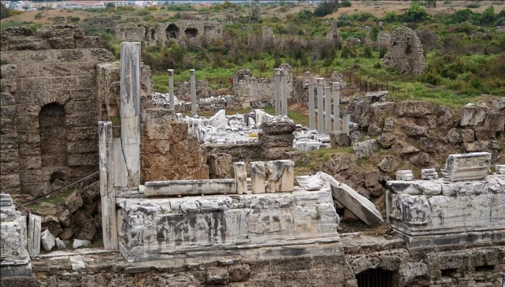 Древние руины где находятся. Развалины античного Сиде. Турция руины Сиде. Сиде древний город развалины. Сиде руины античного города.