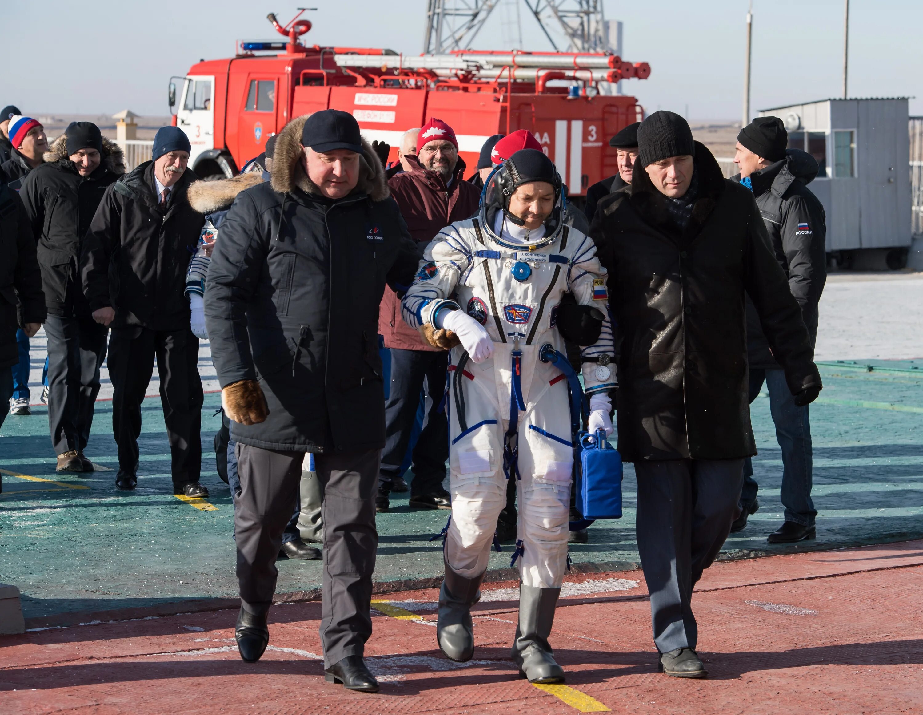 Космическая экспедиция первых победители. Союз тм-31. Крикалев гидзенко шеппард. Знамя в космосе. Космическая экспедиция первых победители.