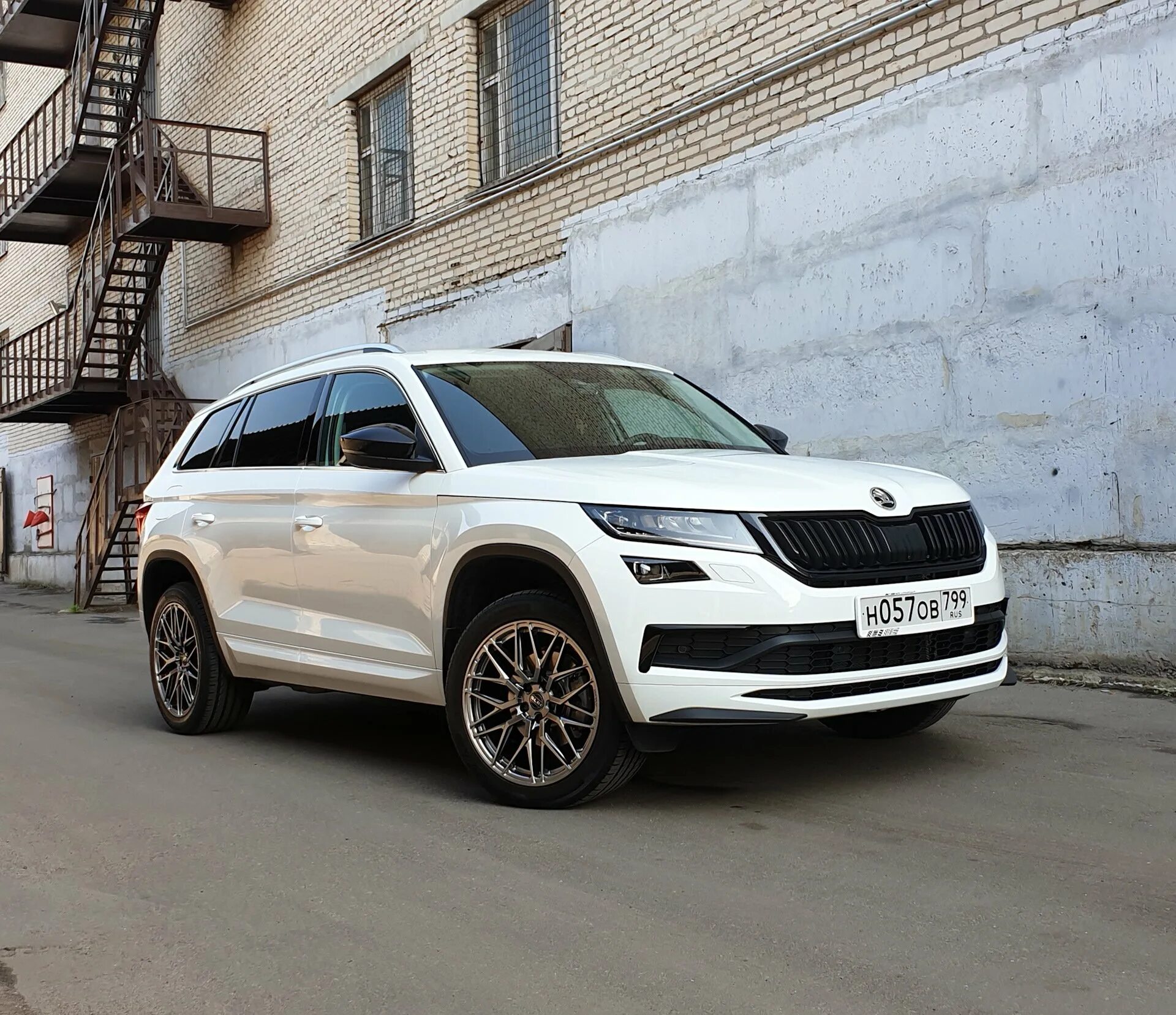 Диски skoda kodiaq r19. Шкода кодиак колеса 19. Диски skoda kodiaq r19. Skoda kodiaq r19. Диски triglav 19 шкода кодиак.