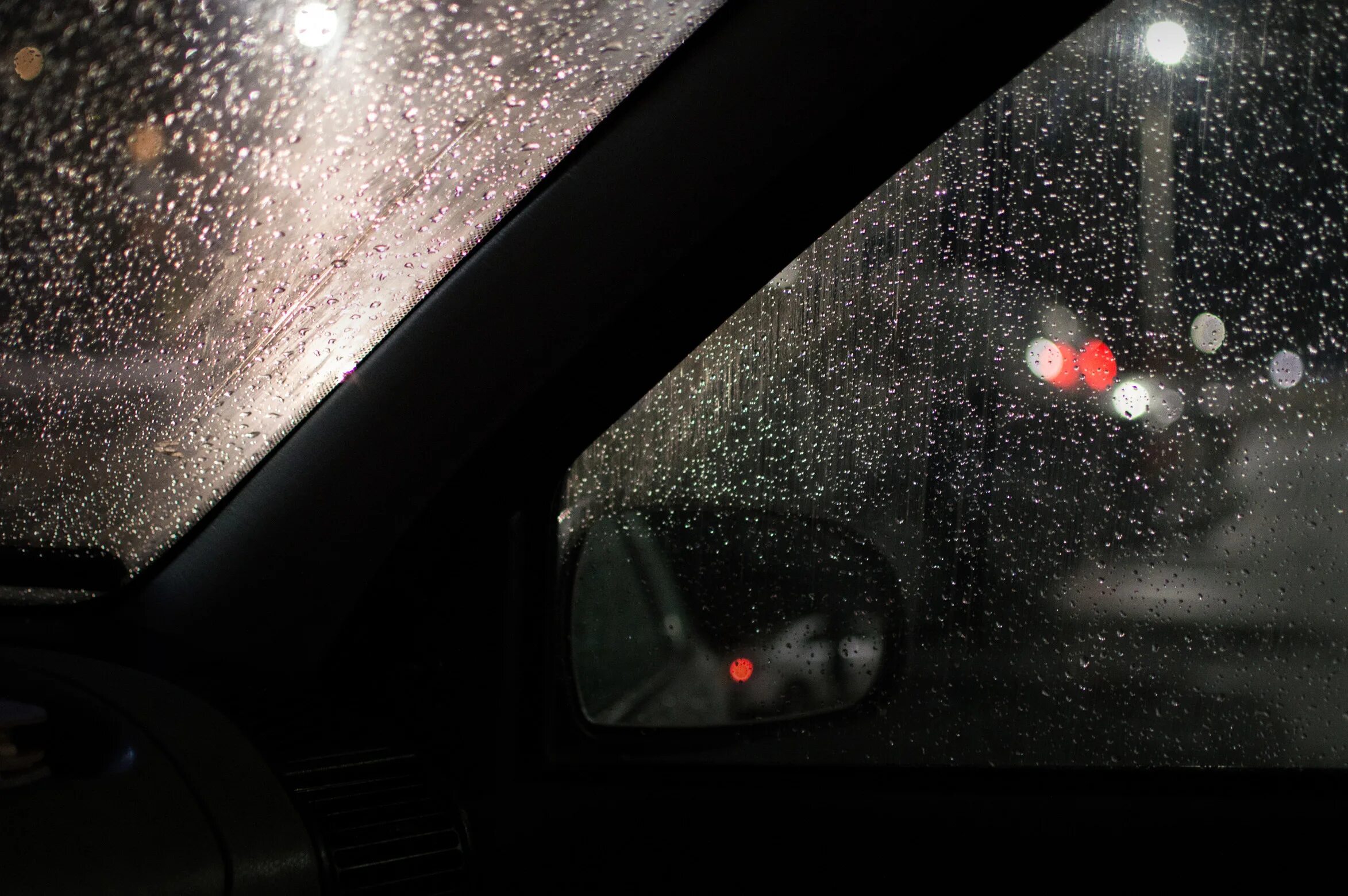 Хорошо в машине в дождь. Дождь из окна машины. Ночной дождь из окна машины. Вид с окна ночью с машины в дождь. Ливень вид из машины.
