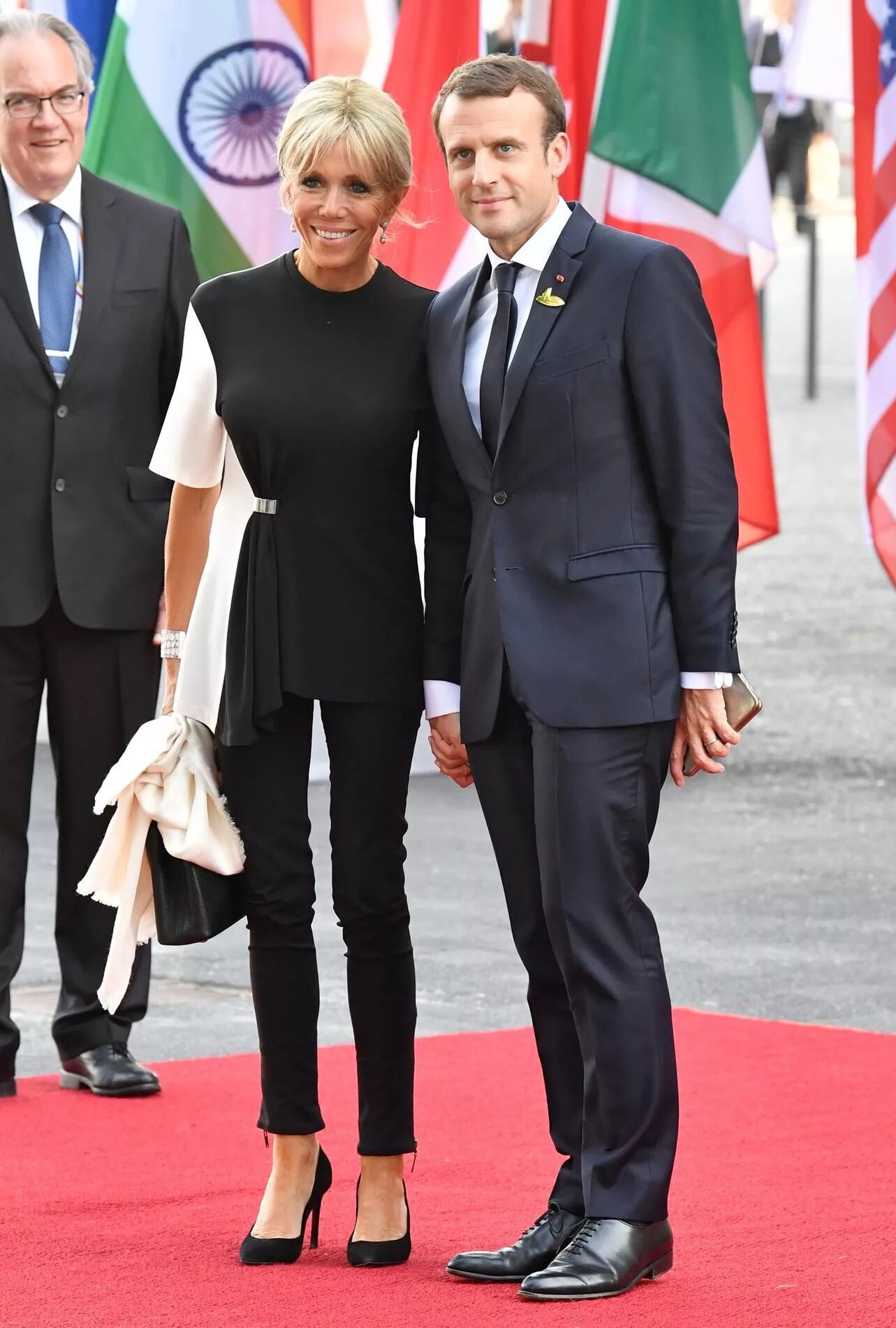 Сколько лет макрону и его жене. Президент Макрон с женой. Брижит Макрон. Эммануэль Макрон и его жена. Президент Франции Эммануэль Макрон с женой.