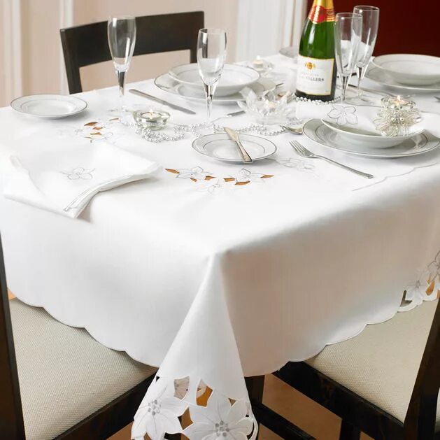 Льняная скатерть. Сервировочная скатерть. Скатерть сервировка. Скатерти и салфетки на стол. Стильные скатерти на стол.