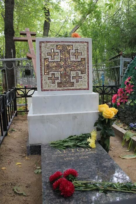 Летов похоронен. Могила Егора Летова. Памятник Егору Летову. Памятник Егору Летову в Омске.