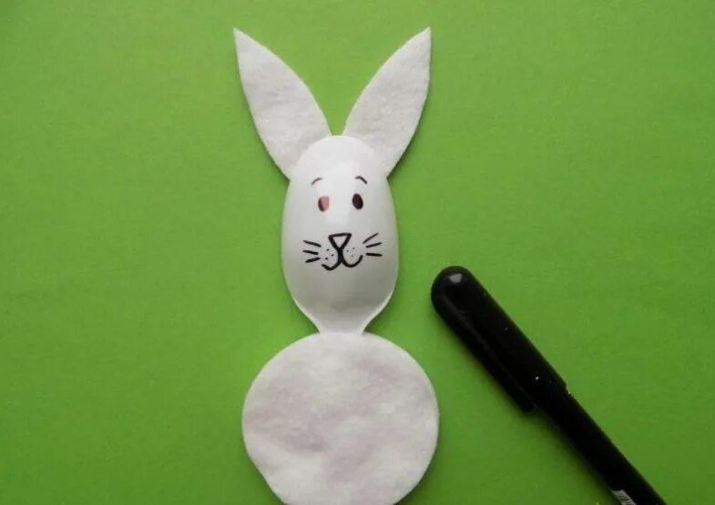 Зайчик из ватных дисков. Поделка заяц из ватных дисков. зайчик из ватных дисков аппликация. зайчик из пластмассовых ложек. заяц из ватных дисков своими руками.
