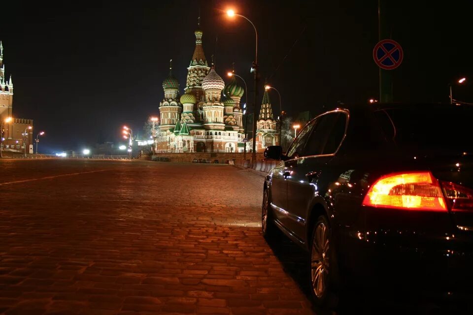 Машины едут вечером. Машина ночью. Ночной вид из машины. Поездка ночью. Ночная Москва на машине.