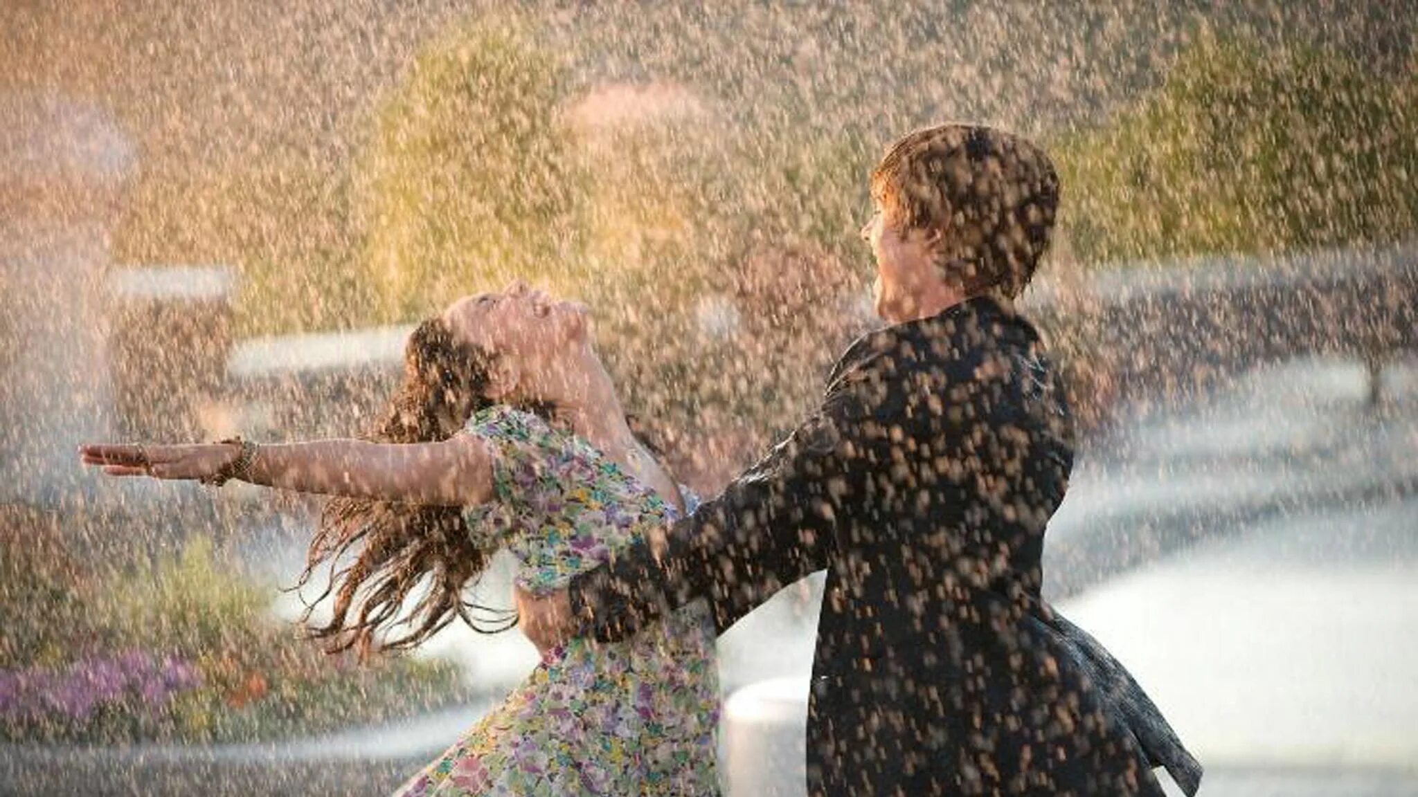 Эйфория любви. Под дождем. Радость под дождем. Пара под дождем. Гулять под дождем.