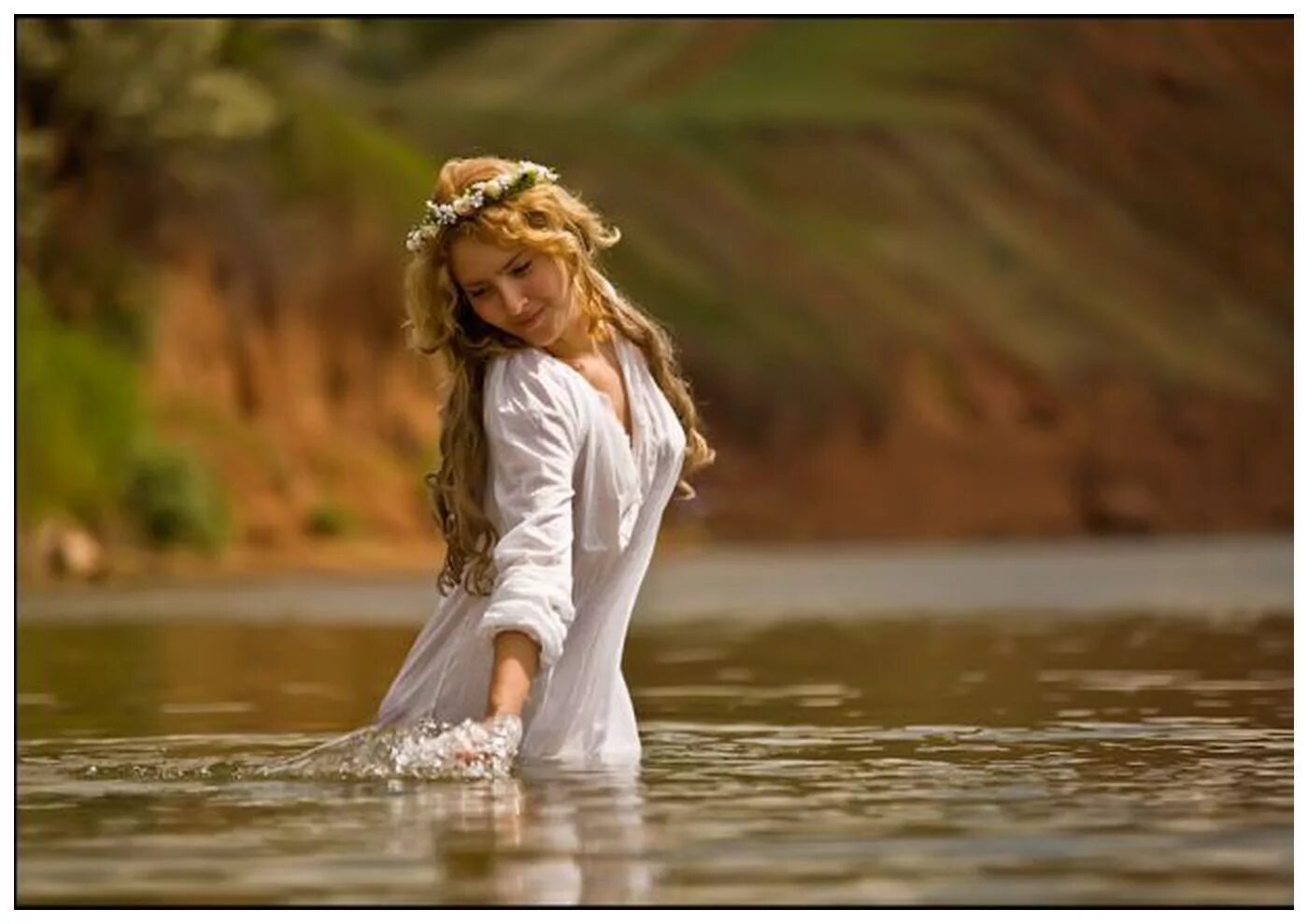 Женщина она как река. Женщина она как река. Девушка у реки. Фотосессия в лодке. Фотосессия на речке.