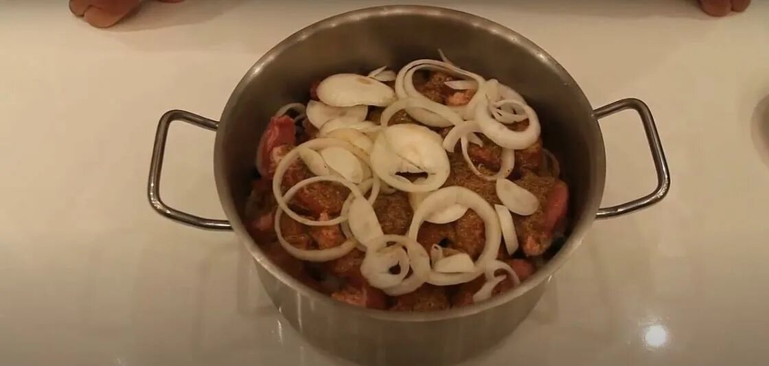 Как сделать замариновать шашлык. Шашлык в кастрюле. маринад в кастрюле. маринованный шашлык в кастрюле. готовый шашлык в кастрюле.