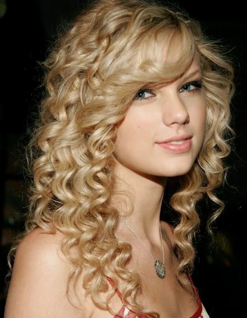 Curly blonde. Тейлор Свифт с кудрями. Тейлор Свифт кудрявая. Тейлор Свифт Локоны.