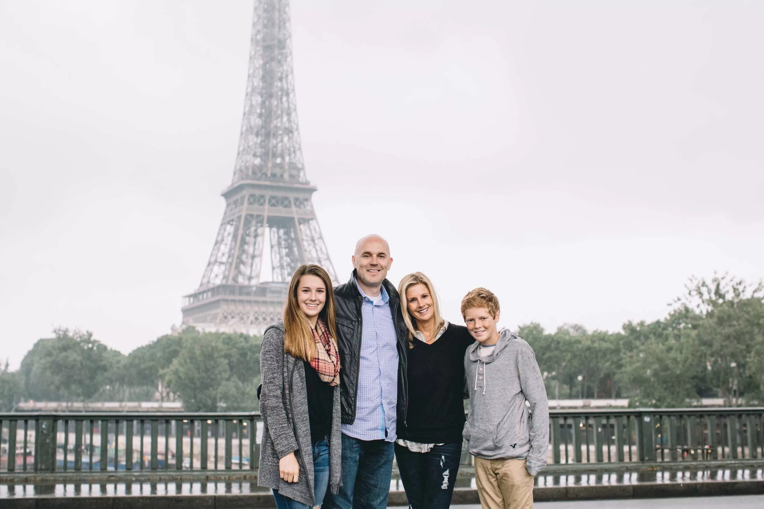 Private family. Семья во Франции. Семья французов. Семья в Париже. Семейная фотосессия в Париже.