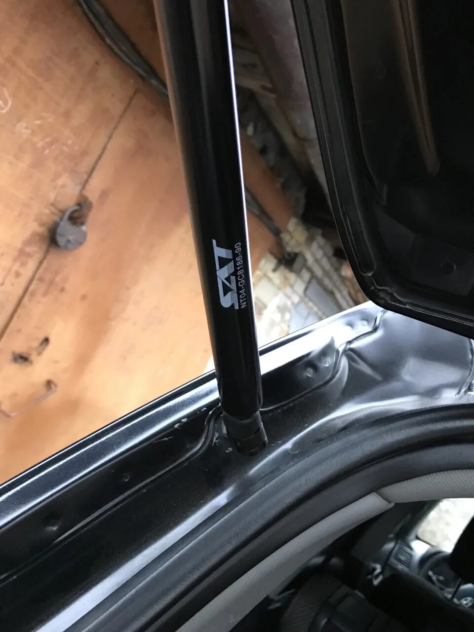 Дверные пипки тойота ярис. Упоры багажника ваз 2115. Газовый упор багажника уаз 3909. Крышка обшивки заднего амортизатора левая ярис 2000. Газовые упоры багажника лада калина.