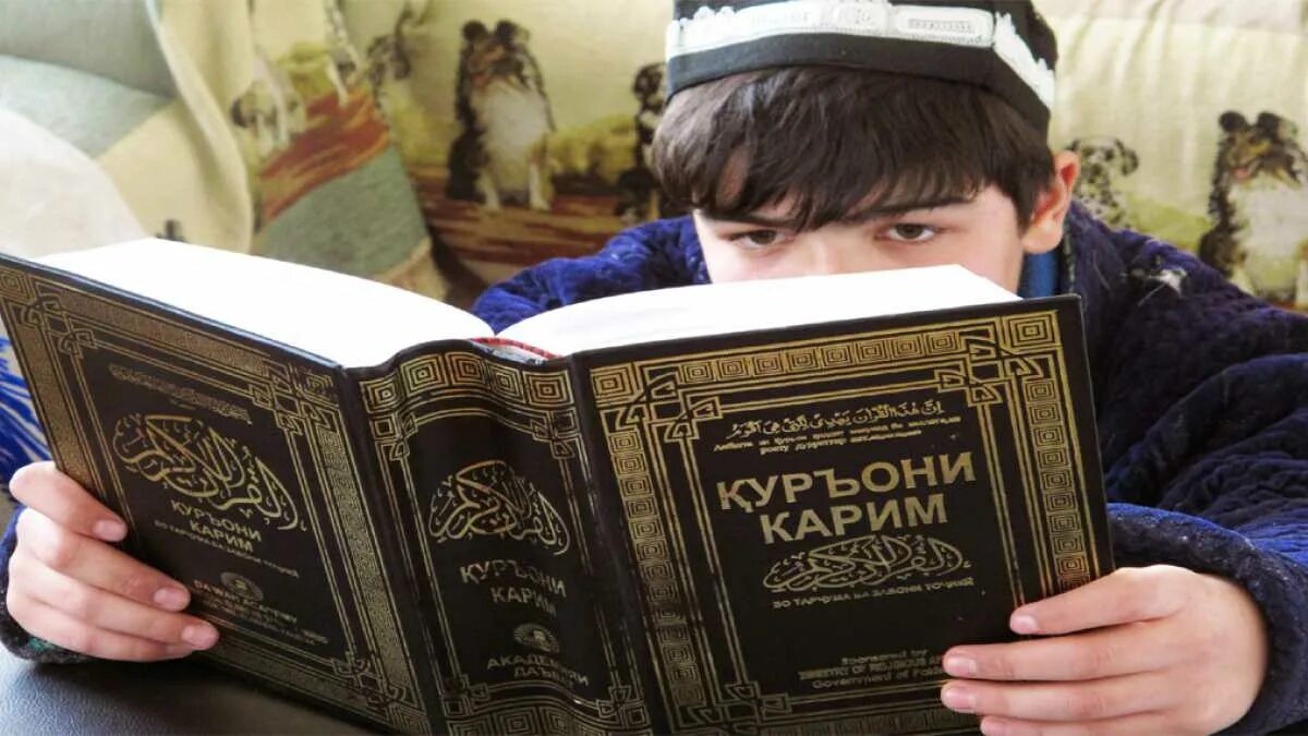 Книги на таджикском языке. Коран таджикский. Книга Коран на таджикском. Коран таджики. Таджикский Библий.