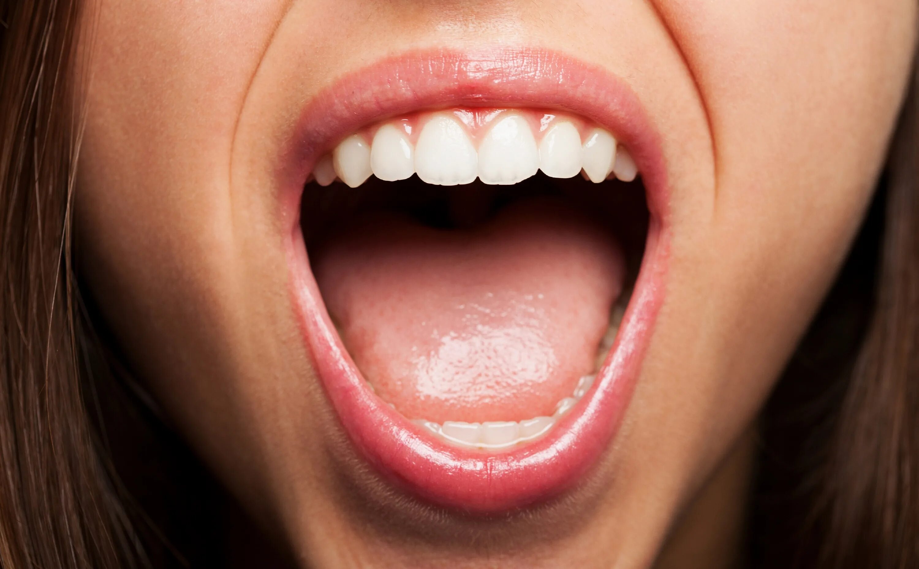 Здоровая слюна человека. Открытый рот. Здоровые зубы открытый рот.
