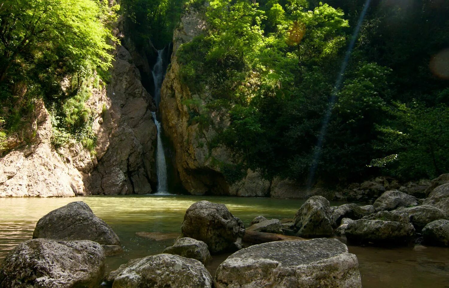 Агурские водопады краснодарский край. Агурское ущелье в Сочи. Сочи ущелье Агурское ущелье. Агурский водопад Сочи. Агурское ущелье Абхазия.