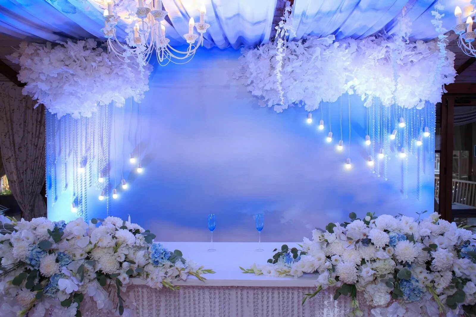 Голубая фотозона. Украшение свадебного зала. Свадебные декорации. Свадебное украшение помещения.