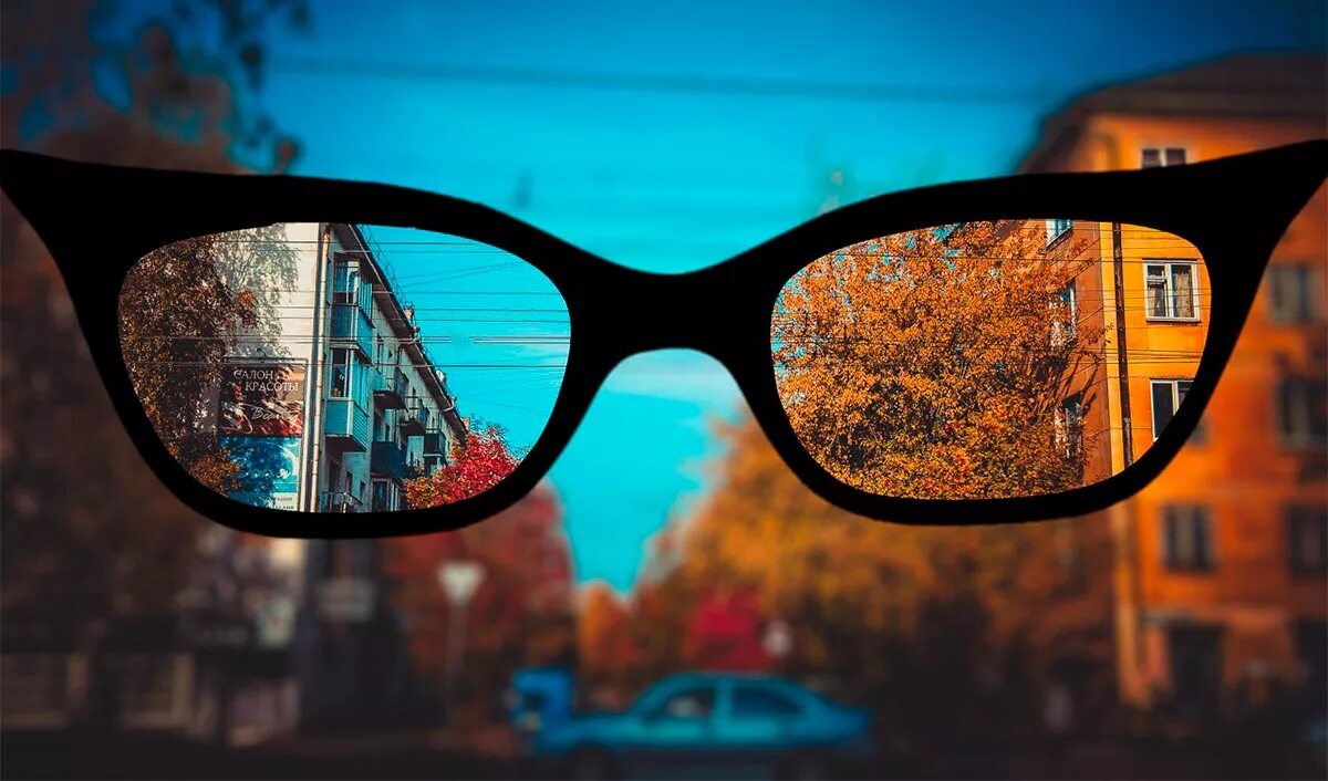 Вид через очки. Отражение в очках. Размытое зрение. Очки для близорукости.