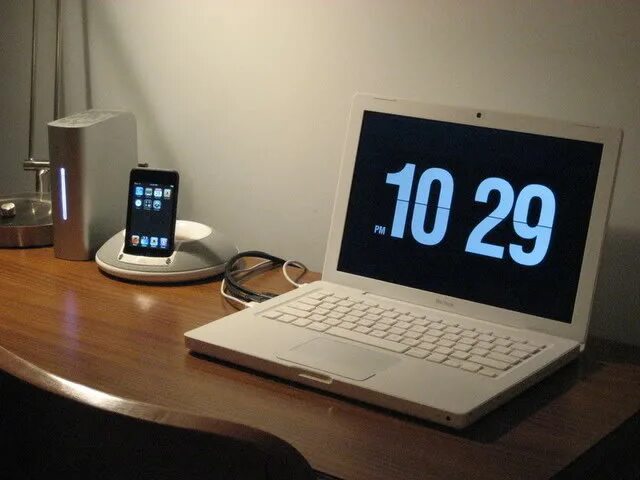 Компьютер в спящем режиме. Часы на компьютерный стол. Часы Mac. Часы на макбуке.