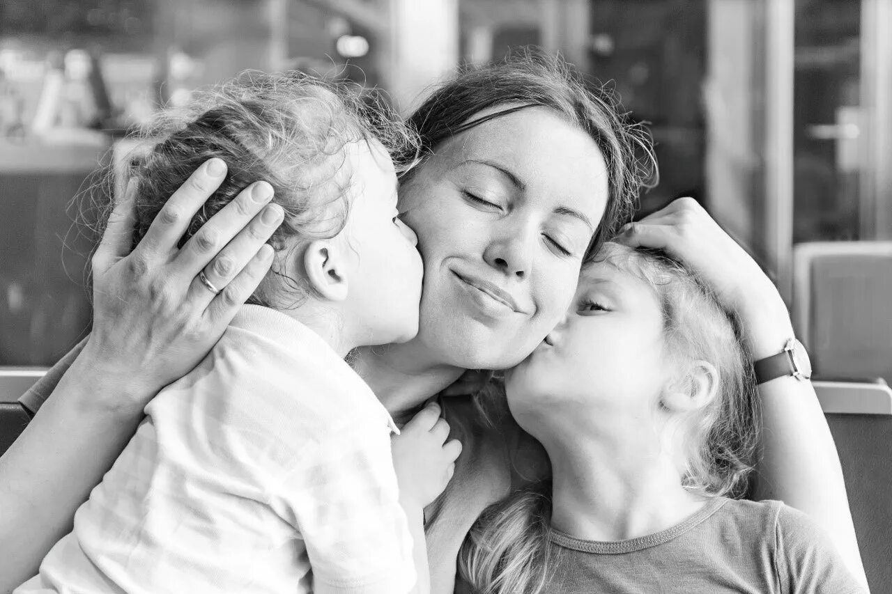 Любовный треугольник между матерью и дочерью. Мать с ребенком. Объятия мамы и ребенка. Объятия детей. Объятия с родителями.