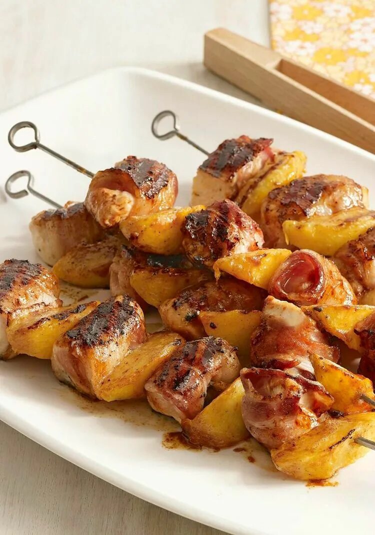 Куриный шашлык в беконе. Шашлычки на шпажках в духовке. куриные шашлычки на шпажках. шашлык с беконом. курица в беконе на шпажках в духовке.