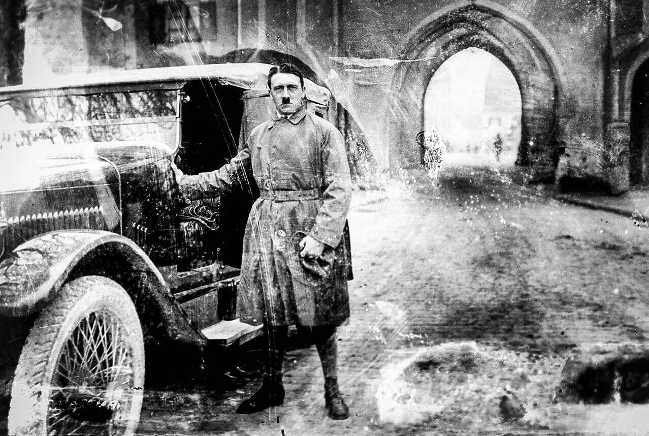 24 декабря 20 года. Адольф гитлер 1924. 20 декабря 1924 гитлер. 1924 год адольф гитлер в тюрьме. адольф гитлер исторические фото.