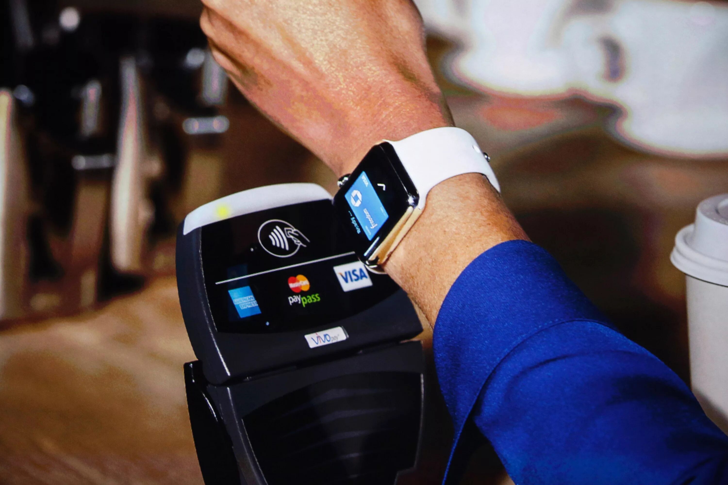 Оплата телефоном apple. Смарт-часы с NFC. Apple pay NFC. Смарт-часы с NFC модулем и оплатой. Смарт часы с бесконтактной оплатой.