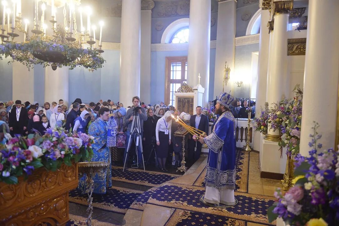 Храм нечаянная радость на ордынке. Престольный праздник храма всех скорбящих радость на ордынке. Богослужение в храме на ордынке. Митрополит иларион богослужение. Храм всех скорбящих радость на ордынке крестины.