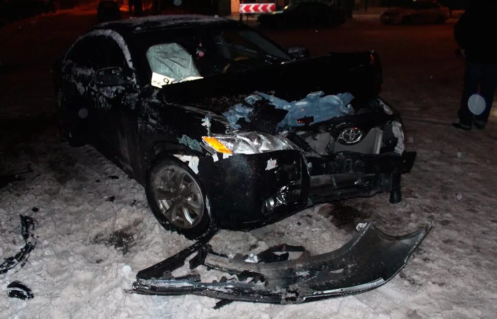 Разбитый ы. Рено Меган 2 седан после аварии зима. Разбитая Тойота Камри зимой. Форд Мондео 4 ДТП зима. Форд фокус 3 авария зима.