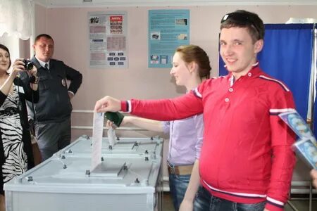 голосование молод. молодежь на выборах. молодежь голосует на выборах. молодежь голосует. молодежь и выборы картинки.