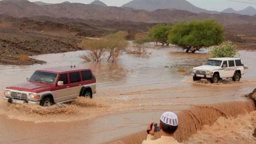 Наводнение в арабских эмиратах. Эмираты потоп. Дождь в арабских Эмиратах. Наводнение в ОАЭ. Потоп в арабских Эмиратах.