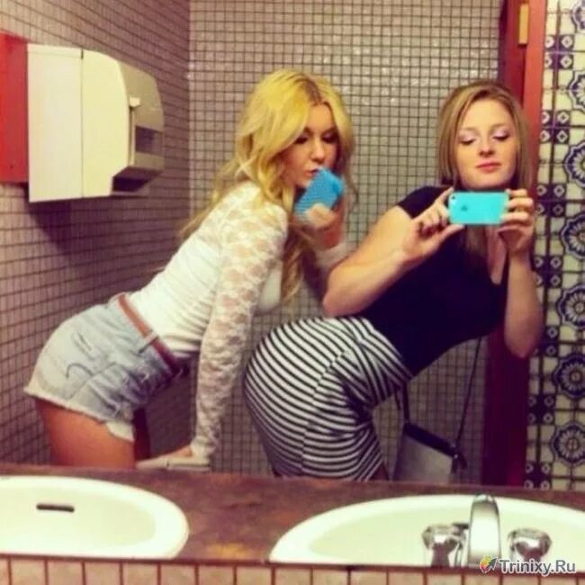 Фото девушек в ванной в зеркале. Подруги фоткаются в зеркало. девушки фоткаются в туалете. две девушки селфи в зеркале. селфи в зеркале с подругой.
