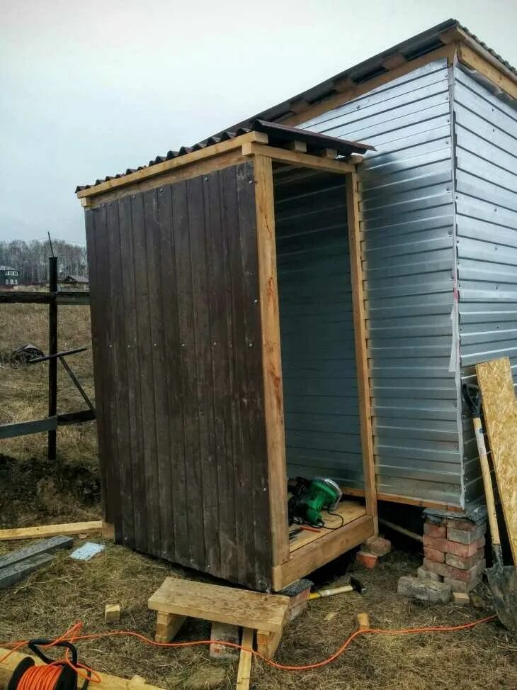 Пристройка к дачному дому с душем и туалетом. Пристройка к дачному дому с душем и туалетом. Пристройка туалет. Пристройка к дачному туалету и душу. Сарай с туалетом для дачи.