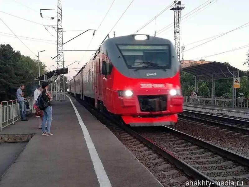 Москва сальск поезд. Электропоезд Ростов Усть Донецкая. Пригородный поезд. Поезд электричка. Электричка Ростов.