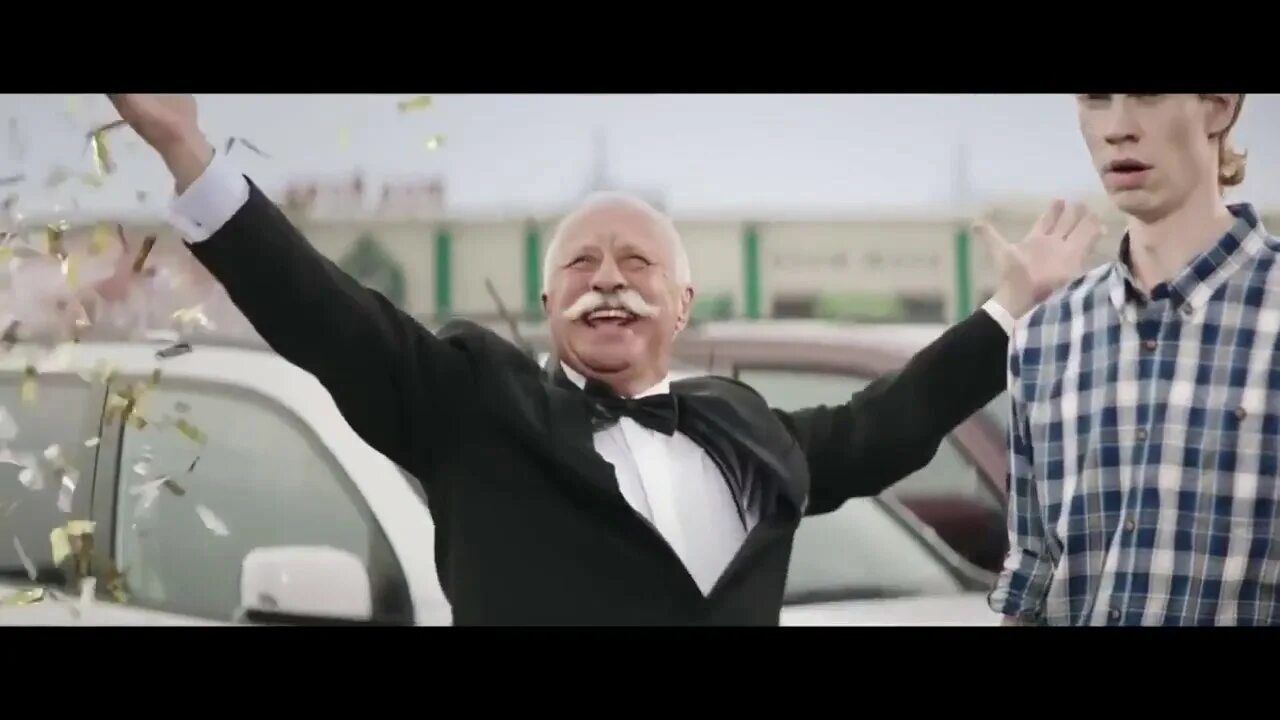 Поле чудес павел бабенков. Ааавтомобиль поле чудес. Приз автомобиль поле чудес. Леонид якубович поле чудес автомобиль. Якубович поле чудес автомобиль.