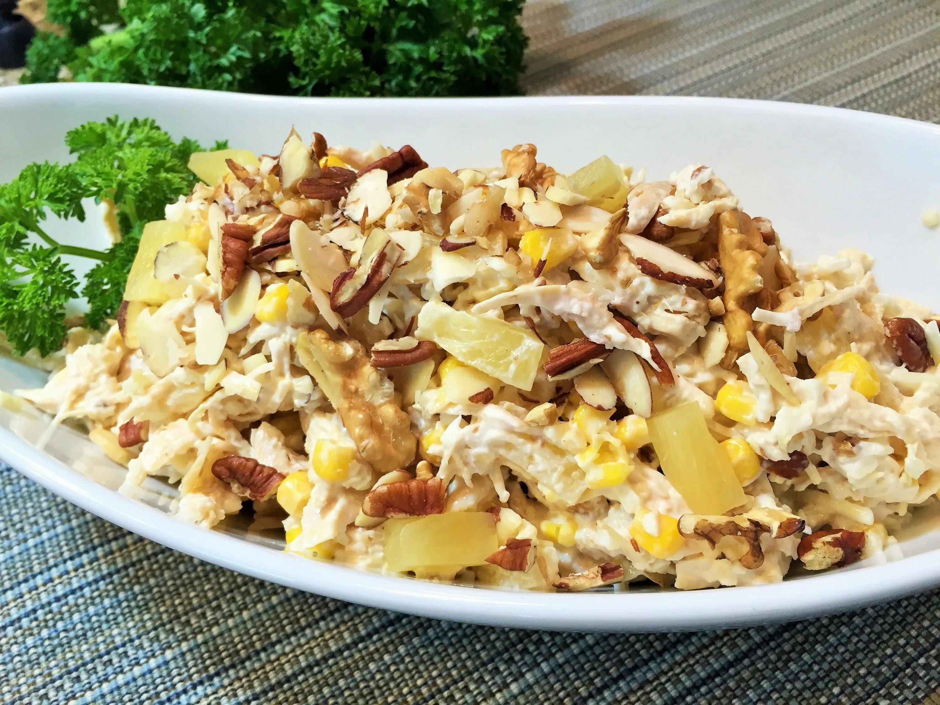 Салат с копченой курицей ананасами и грибами. Салат с ананасом и куриной грудкой классический. Салат куриная грудка с ананасом. Салат с ананасами и куриной грудкой и сыром. Салат с ананасом и курицей и грибами и кукурузой.