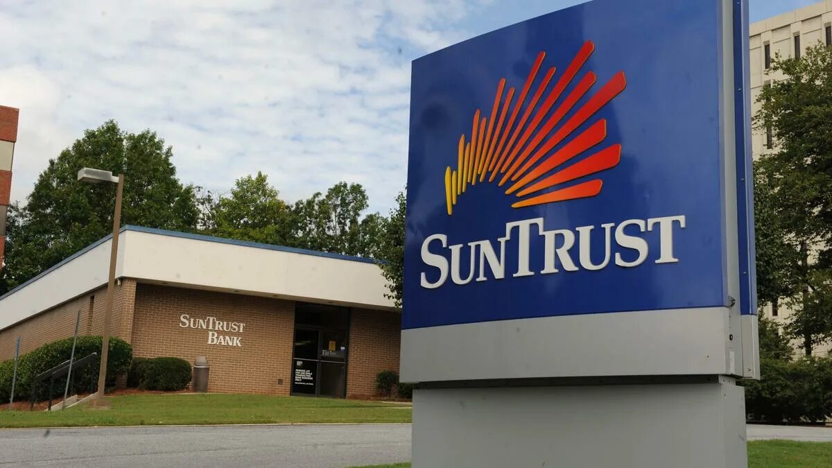 Bank drop. Банк SUNTRUST. SUNTRUST Banks. Банка SUNTRUST Bank в Атланте. SUNTRUST Bank кирпичное здание.