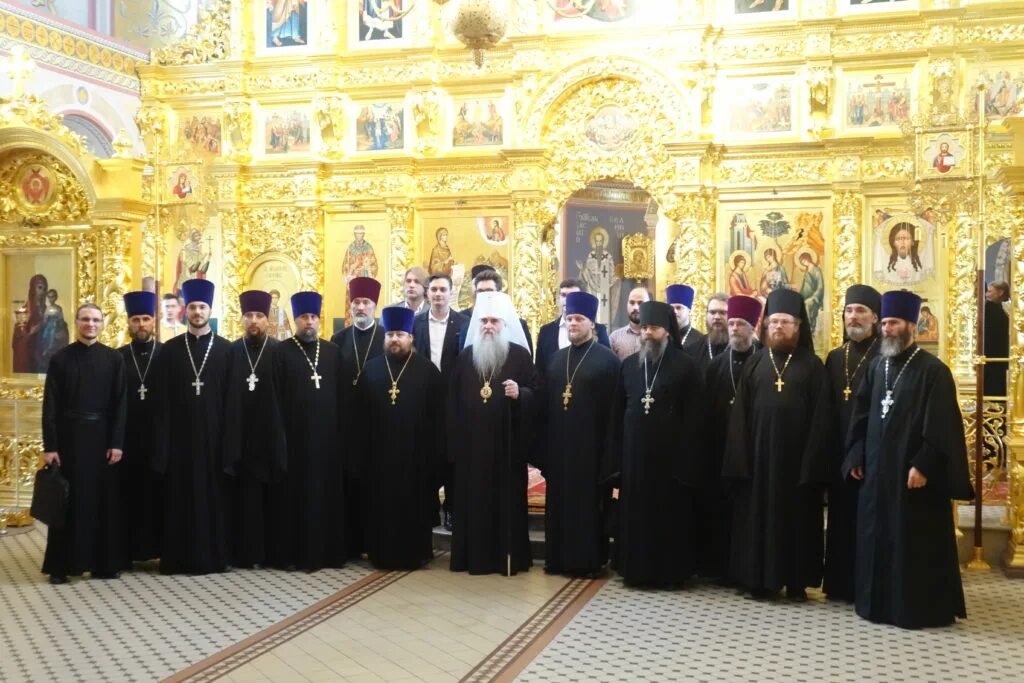 Псковская епархия. Батюшка в церкви. Приходы псковской епархии. Приходы псковской епархии. Епархия псков.