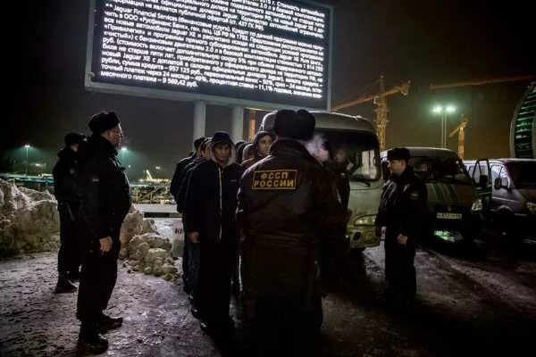 Таджиков отправляют на родину. Почему таджики едут в Россию. Таджики в Магнитогорске. Как живут таджики в Санкт-Петербурге. Как живется таджики в Санкт-Петербурге.