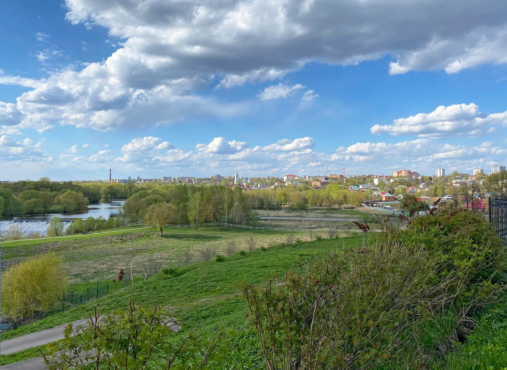 Смотровая ока серпухов. Дорога в деревне. Серпухов природа. Мост через речку нара серпухов. Вахта памяти.