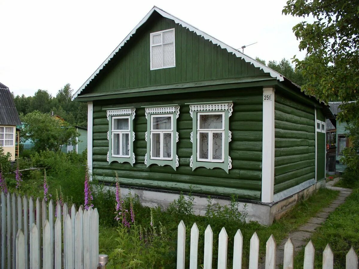 Обычные дома в деревне. Деревенский домик. красивый деревенский дом. деревенский деревянный дом. обычные деревенские дома.