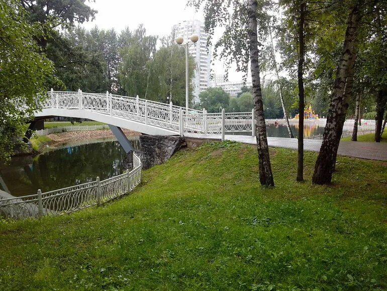 Лианозово часы. Парк Лианозово. Лианозово (парк культуры и отдыха). Парк в Алтуфьево Лианозово. Лианозово парк мост.