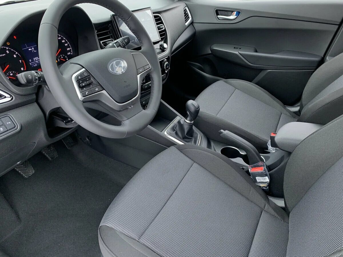 хендай солярис на механике 1. Hyundai solaris коробка механика. комплектации hyundai solaris 2011. 6 механика 2014. Hyundai solaris 2022 салон механика.