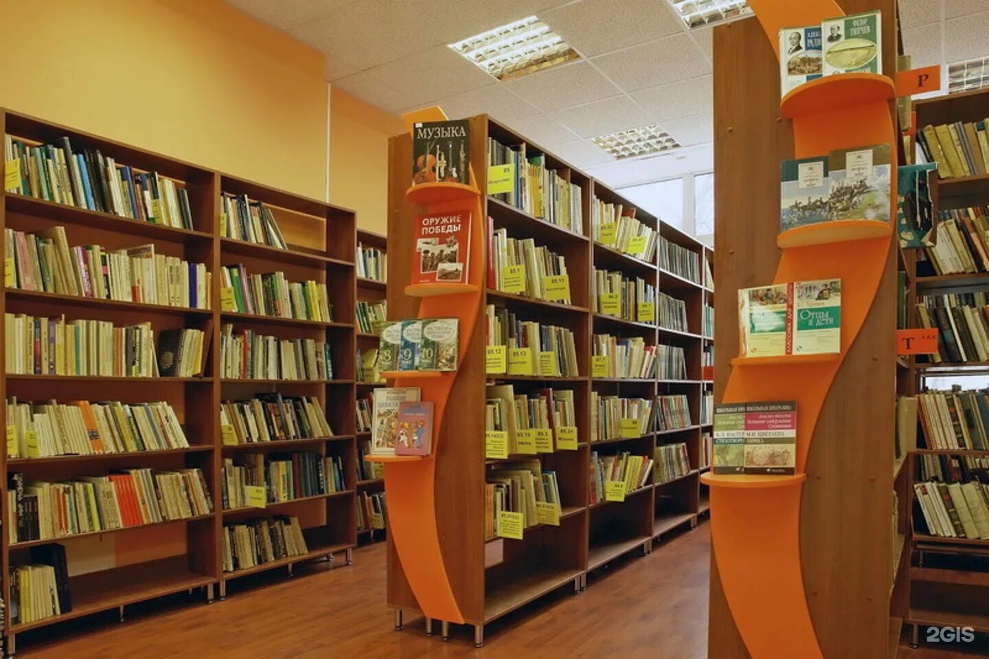 Библиотека мсх. Стеллажи для библиотеки. украшение стеллажей в библиотеке. модельная библиотека. указатели в библиотеке.