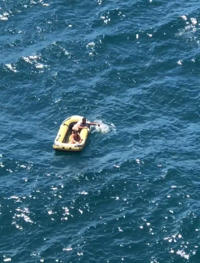 Дрейфовать в море лодка. Катамаран унесло в море. Сахалин баржи. Человек на лодке в открытом море. Две машины смыло в море.