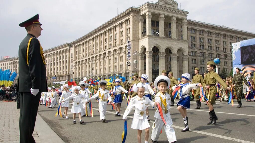 Давай встретимся в киеве в мае. Парад Победы в Киеве 2010. Парад 9 мая в Киеве. Парад дня Победы Киев 2010. Парад 9 мая 2010 Киев.