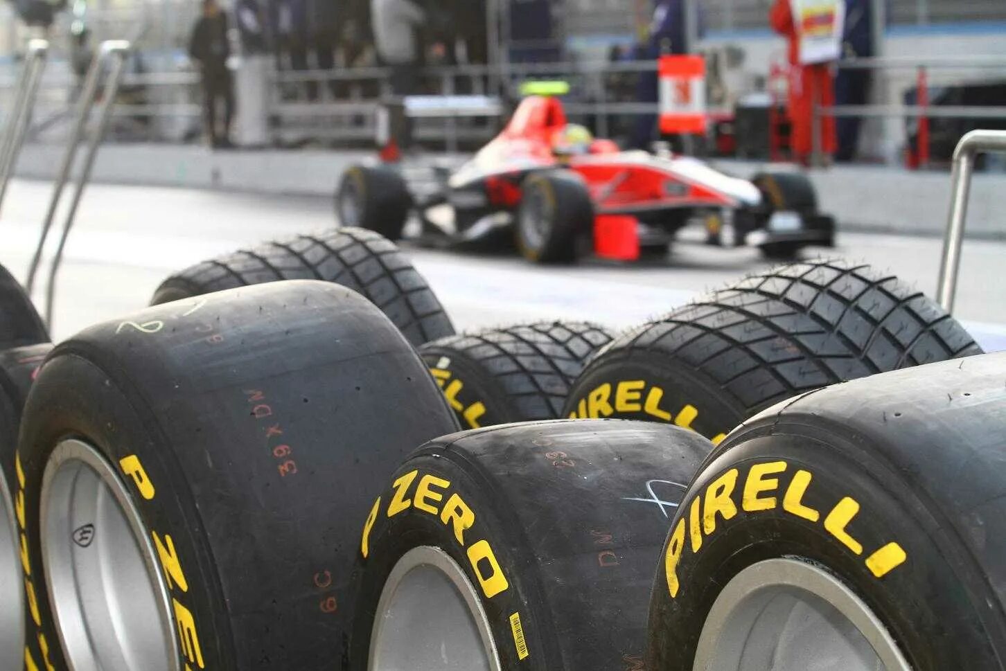 Самые дорогие шины. Пирелли f1. Пирелли формула 1. Гоночные шины Пирелли. Pirelli Formula 1 3 Tires.