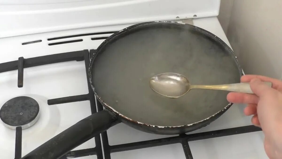 Как очистить антипригарную сковороду от жира. Копоть на сковородке. Нагар на кастрюле. Алюминиевая сковорода с нагаром. Сковородку с антипригарным от нагара.